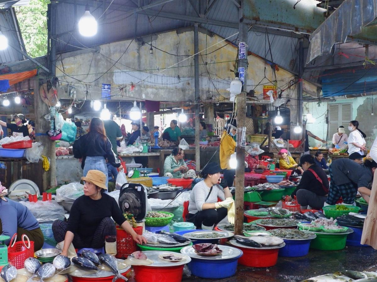 Nguồn hải sản tươi ngon được lấy từ cảng Thọ Quang vào mỗi buổi sáng