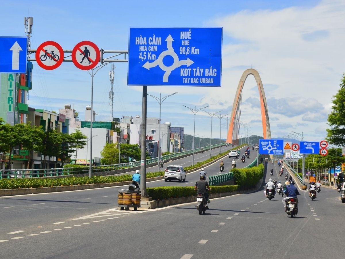 Cầu vượt Ngã Ba Huế, được lấy cảm hứng từ hình tượng Linga và Yoni