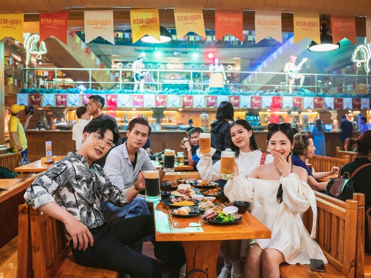 Thưởng thức buffet trưa phong phú tại nhà hàng Taiga hoặc Beer Plaza