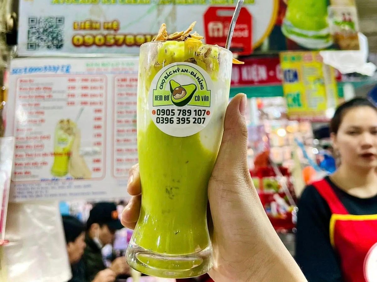 Kem bơ Cô Vân nổi tiếng tại chợ Bắc Mỹ An với món kem bơ ngậy.