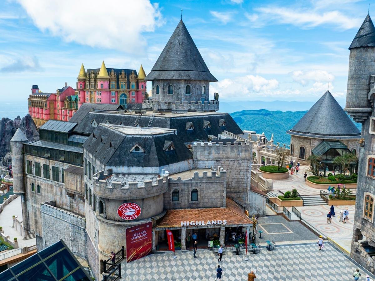 Hành trình khám phá Sun World Ba Na Hills càng thêm trọn vẹn với cửa hàng Highlands Coffee.
