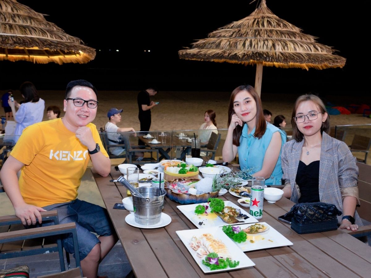 Quán nhậu Đà Nẵng mở cửa đến tận 2 - 3 giờ sáng, thậm chí phục vụ xuyên đêm.