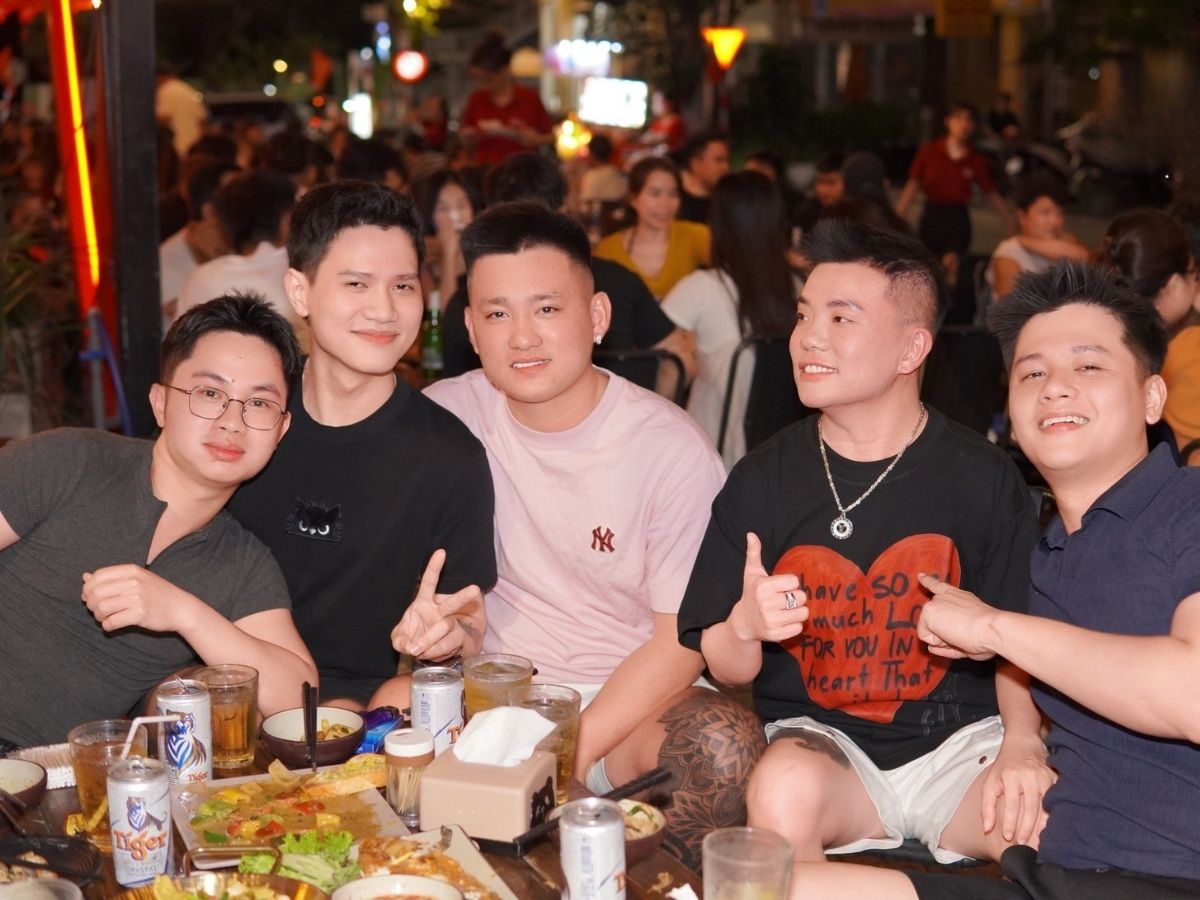 Quán Cậu Ấm được nhiều thực khách biết đến nhờ không gian giải trí rộn ràng và thực đơn phong phú các món nhậu.