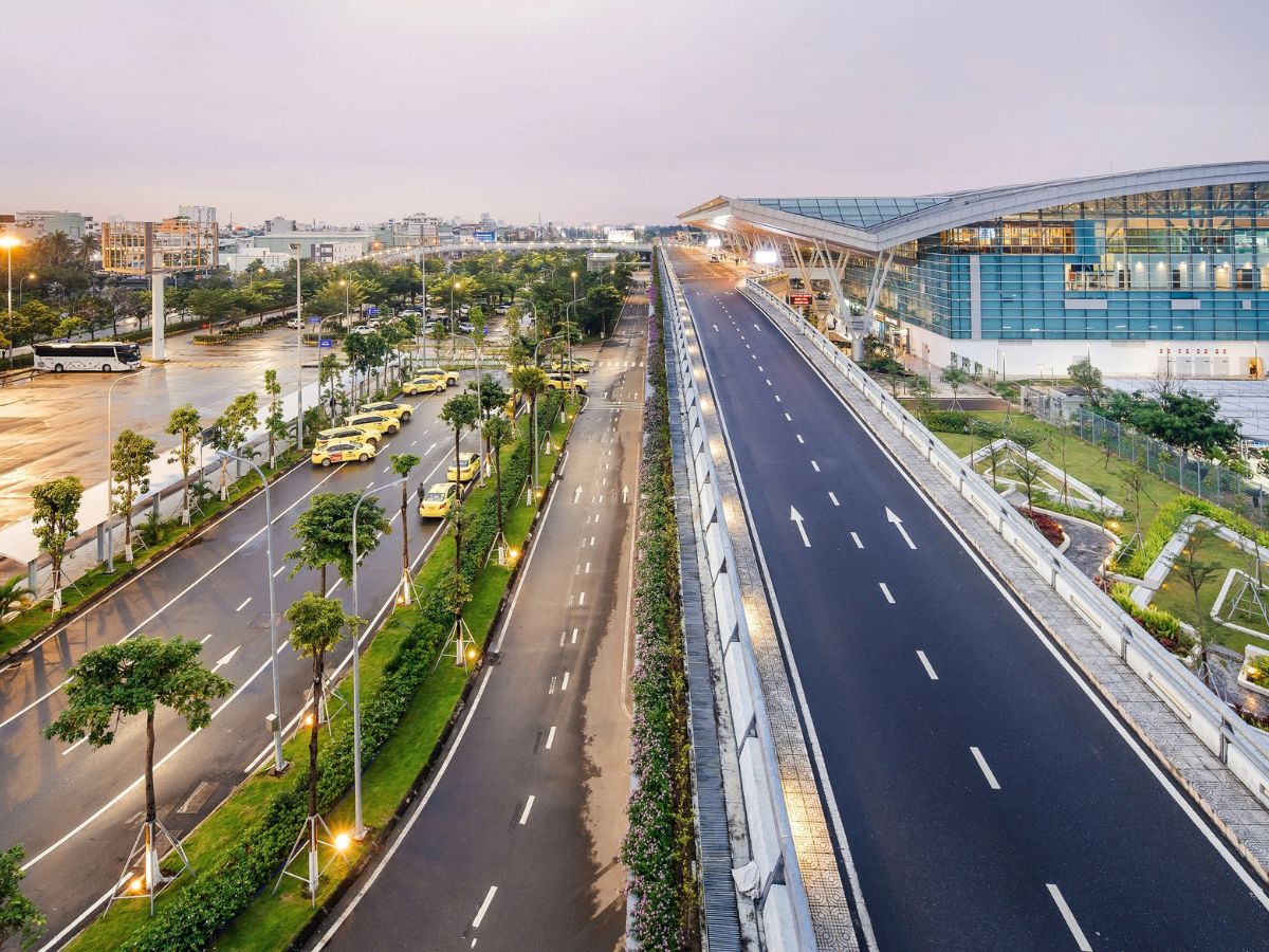 Du khách thuận tiện di chuyển từ sân bay Quốc tế Đà Nẵng về trung tâm thành phố.