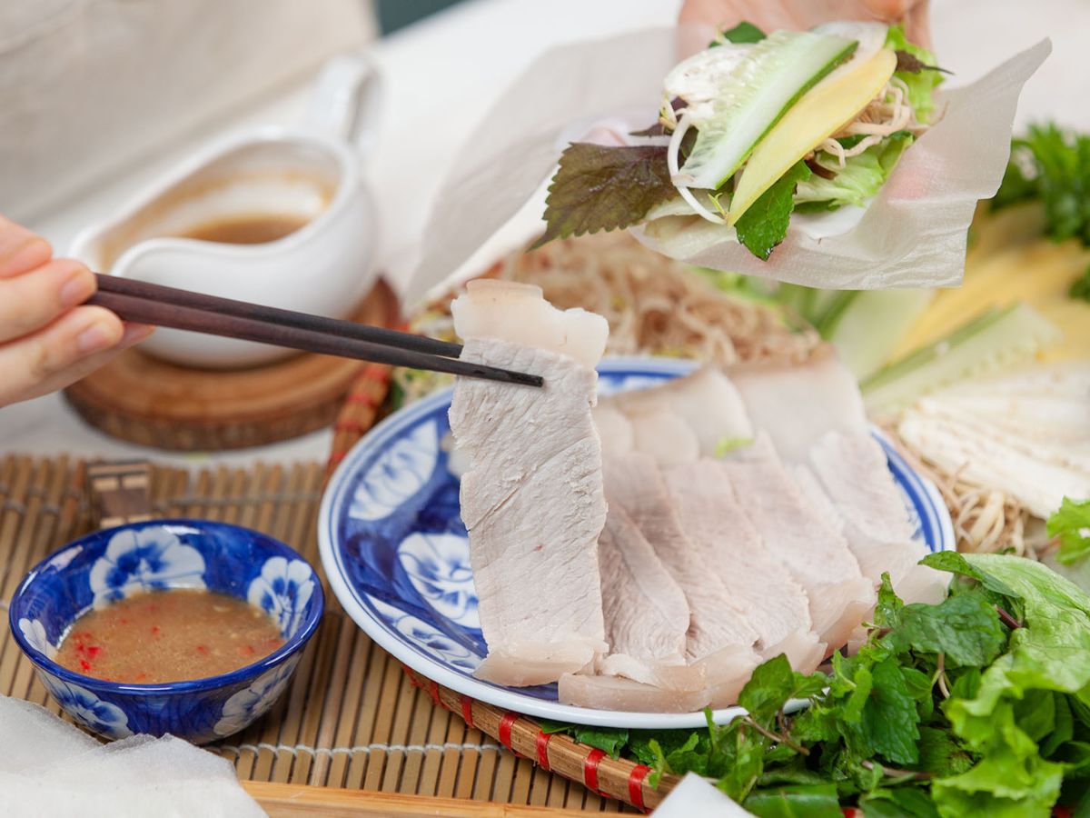 Bánh tráng cuốn thịt heo là món ngon nên thử khi du lịch Đà Nẵng.