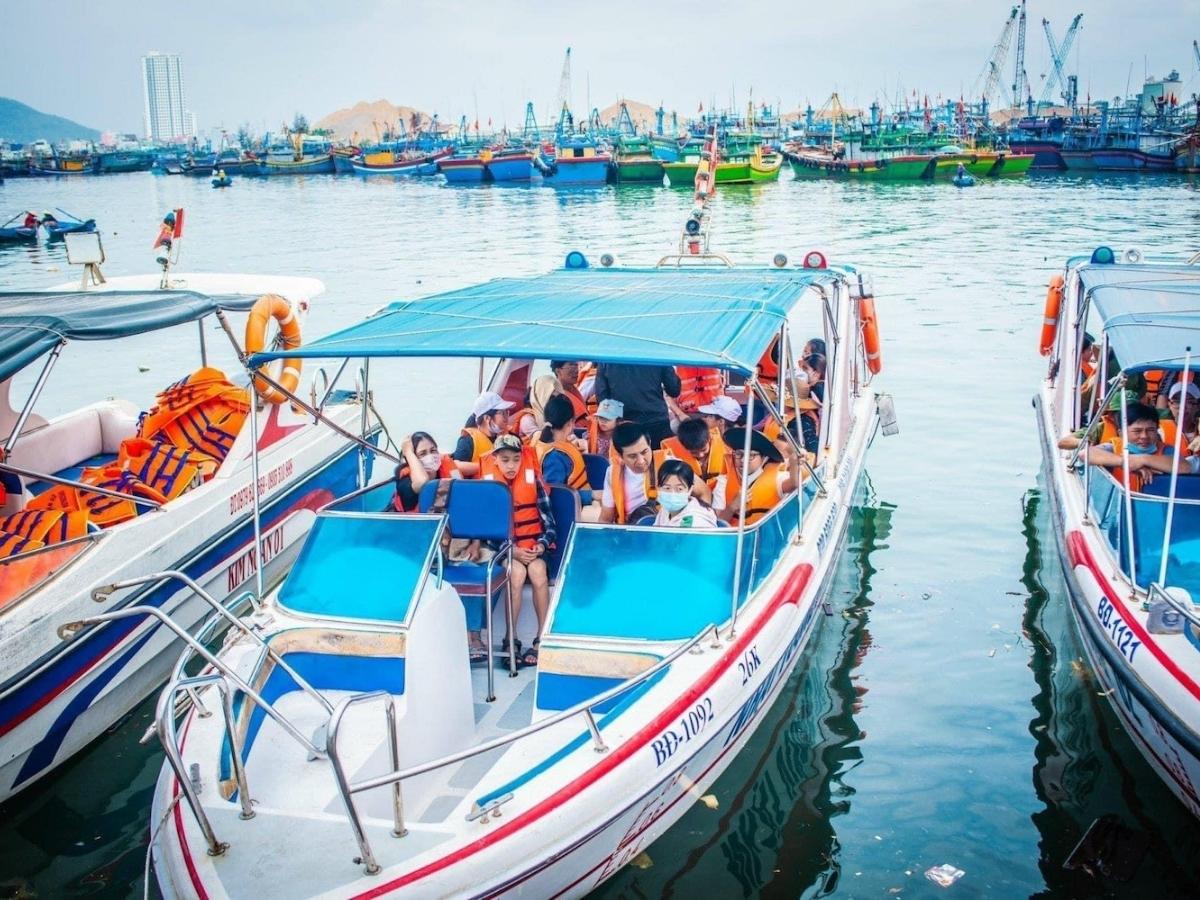 Hành trình du lịch Đà Nẵng Cù Lao Chàm thường bắt đầu bằng việc di chuyển từ trung tâm đến cảng và sau đó tiếp tục ra đảo bằng đường thủy.