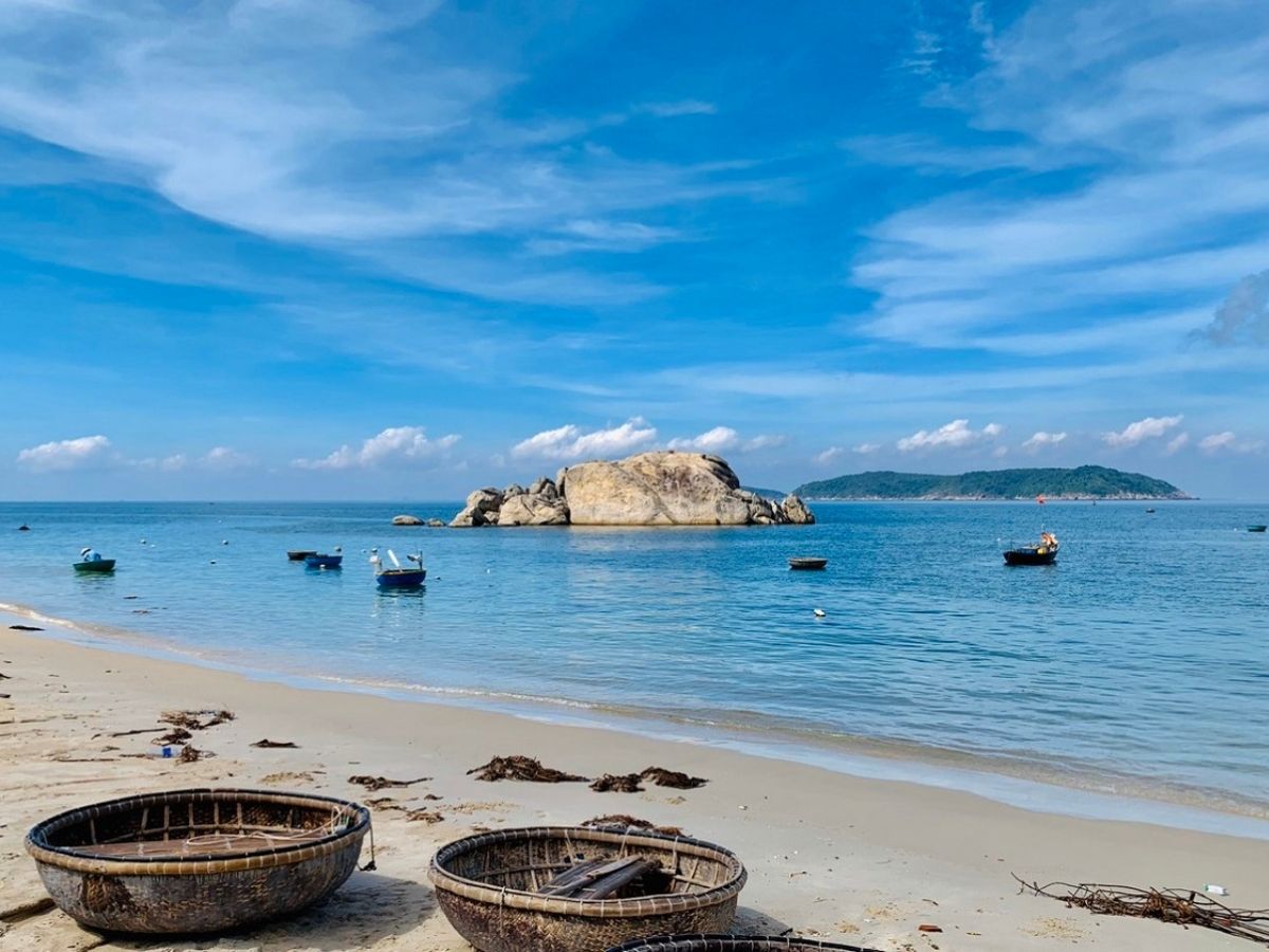 Bãi Làng là nơi dân cư tập trung đông nhất trên toàn đảo là nơi bạn cảm nhận rõ nét nhịp sống sinh hoạt thường ngày của người dân.