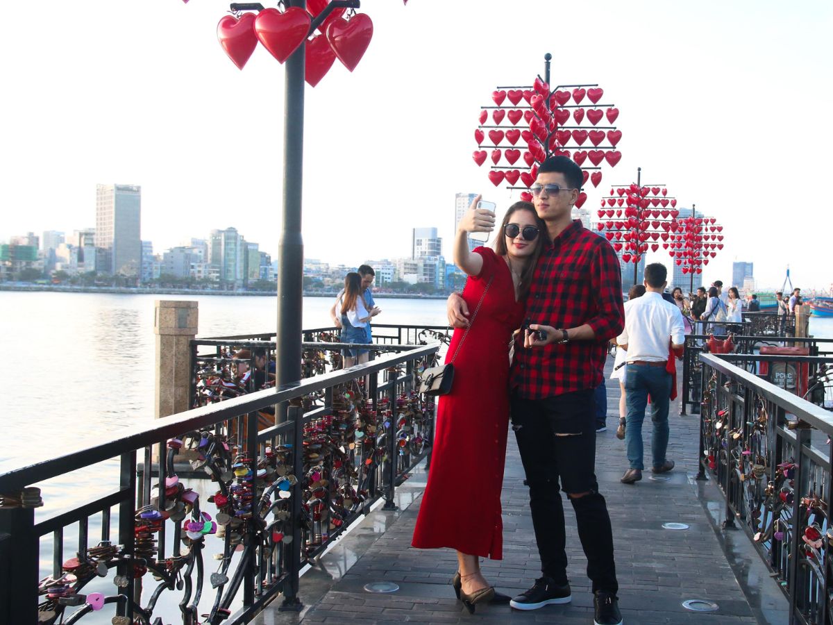 Cầu Tình Yêu ở Đà Nẵng là điểm check-in lãng mạn cho các cặp đôi.