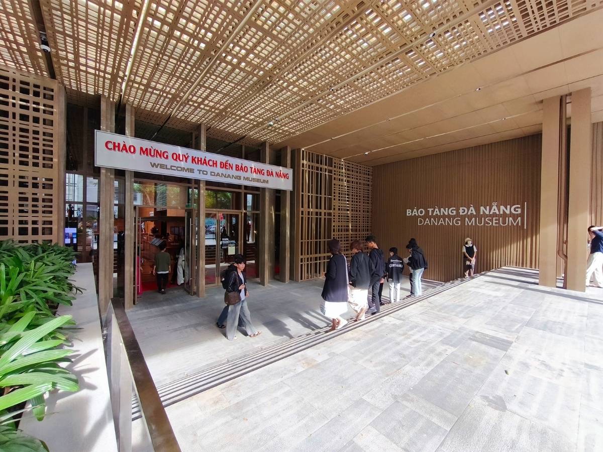 Bảo tàng Đà Nẵng tại số 31 Trần Phú là điểm dừng chân không thể bỏ qua trong kinh nghiệm du lịch Đà Nẵng mùa mưa.