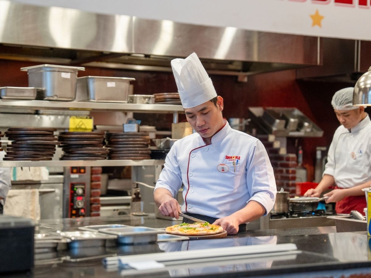 Sau khi tham quan, bạn có thể dùng bữa trưa ngay tại khu ẩm thực của Bà Nà Hills.