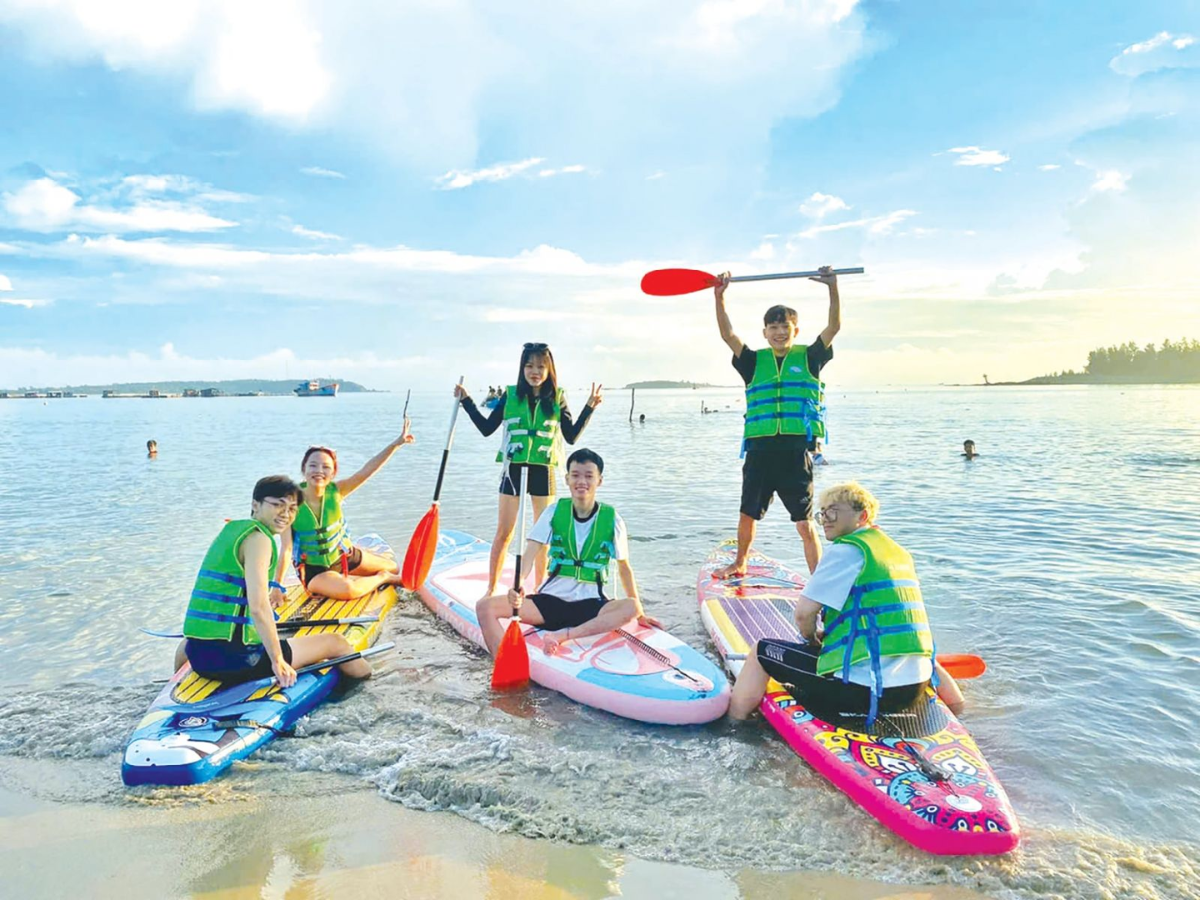 Du khách thích thú trải nghiệm chèo kayak tại biển Đà Nẵng