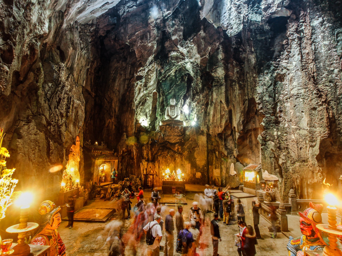 Khám phá hang động bên trong núi Ngũ Hành Sơn