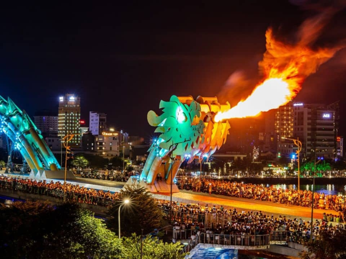 Ngắm nhìn cầu Rồng phun lửa nổi tiếng Đà Nẵng