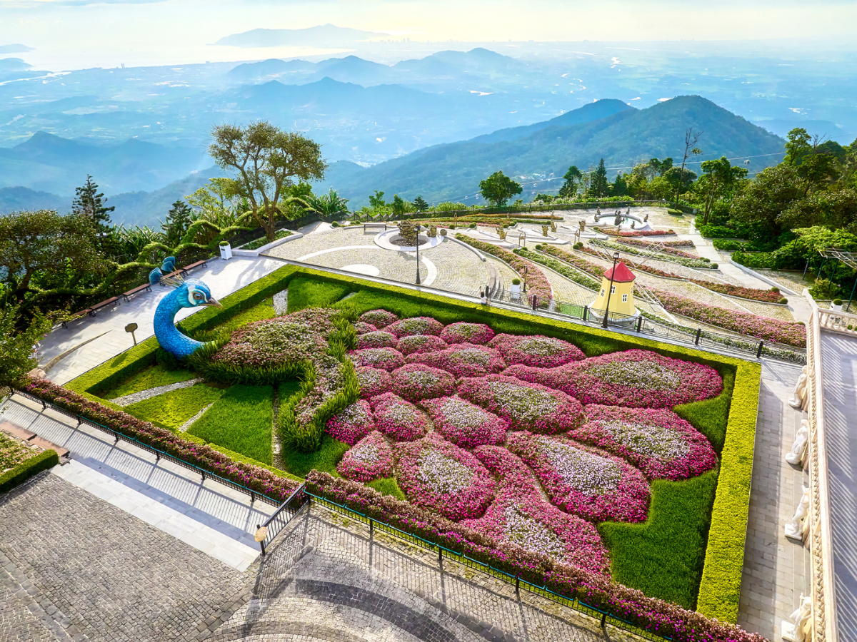Vườn hoa Le Jardin d’Amour rực rỡ sắc màu.