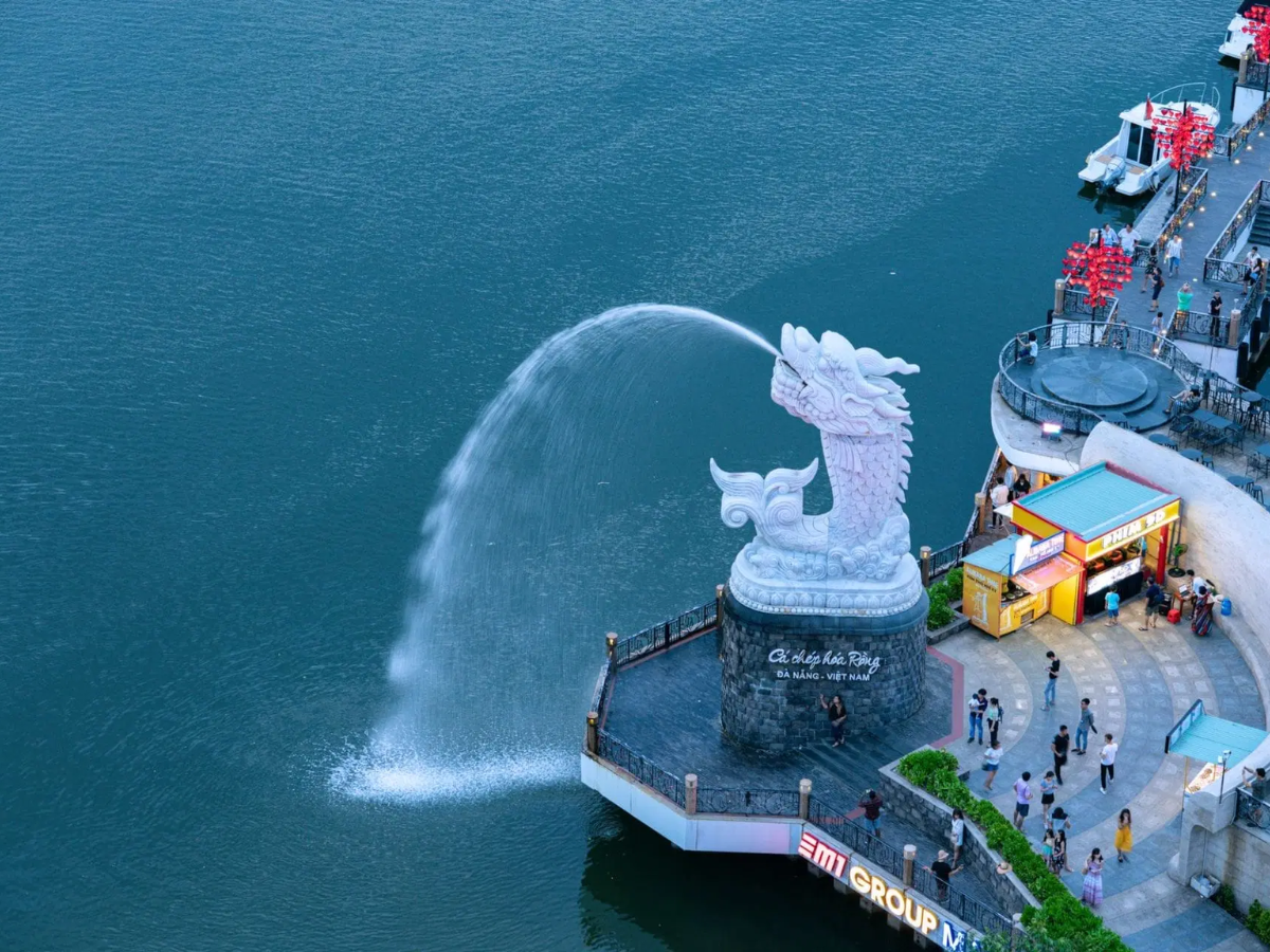 Ngắm nhìn tượng cá chép hóa rồng phun nước