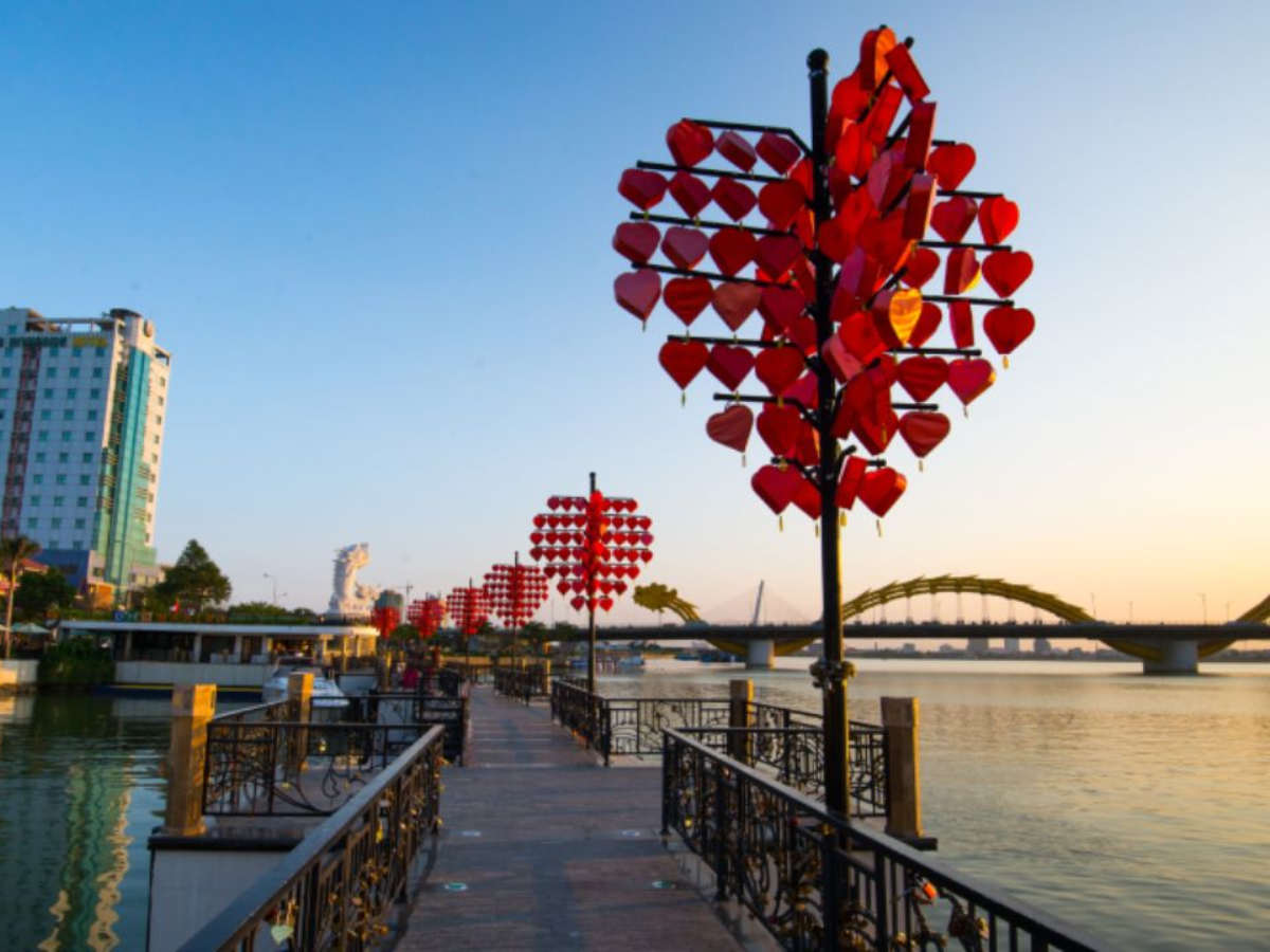 Cột đèn đỏ rực rỡ trái tim tại cầu