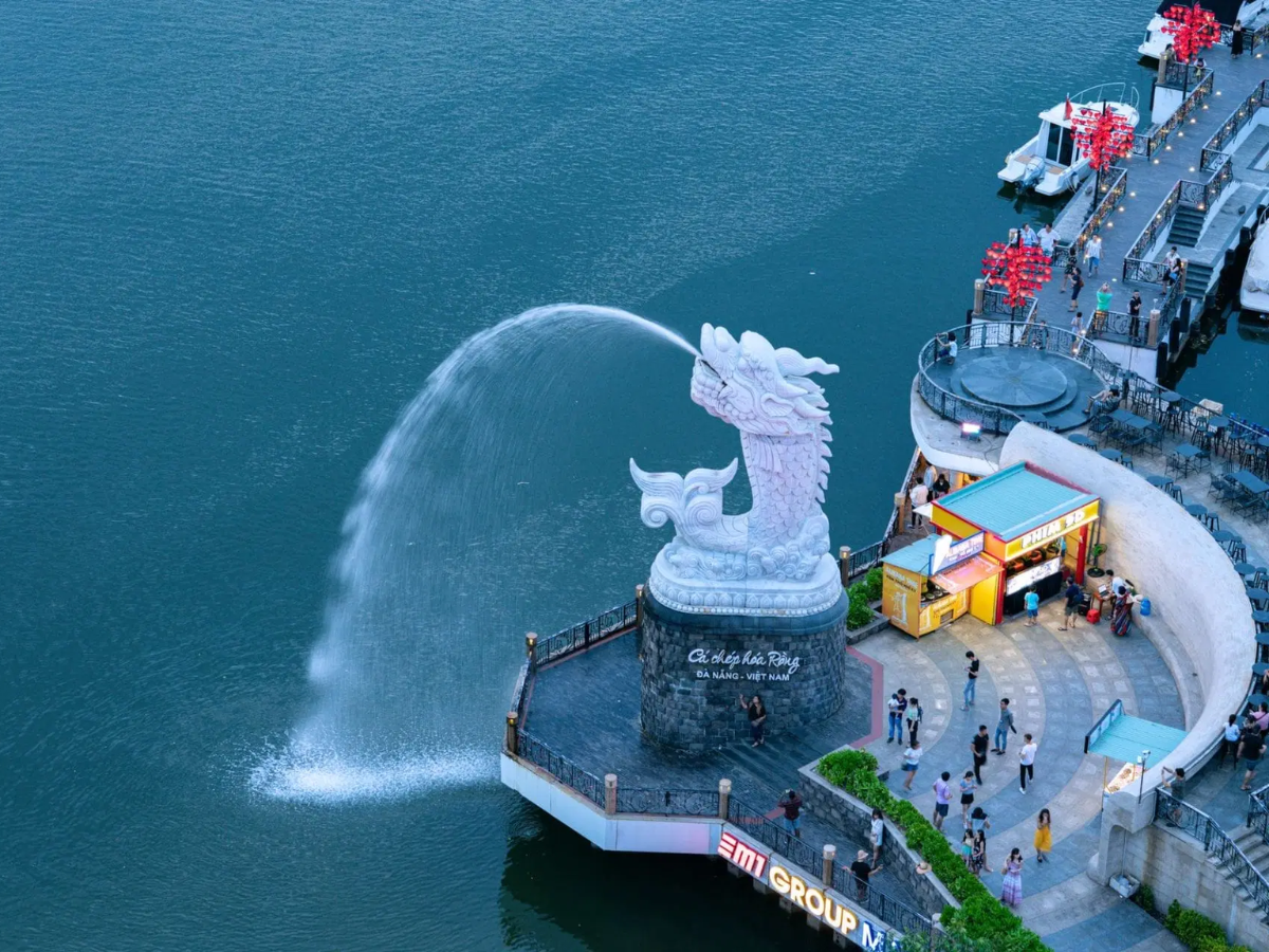 Tượng cá chép hóa rồng cạnh cầu khóa tình yêu