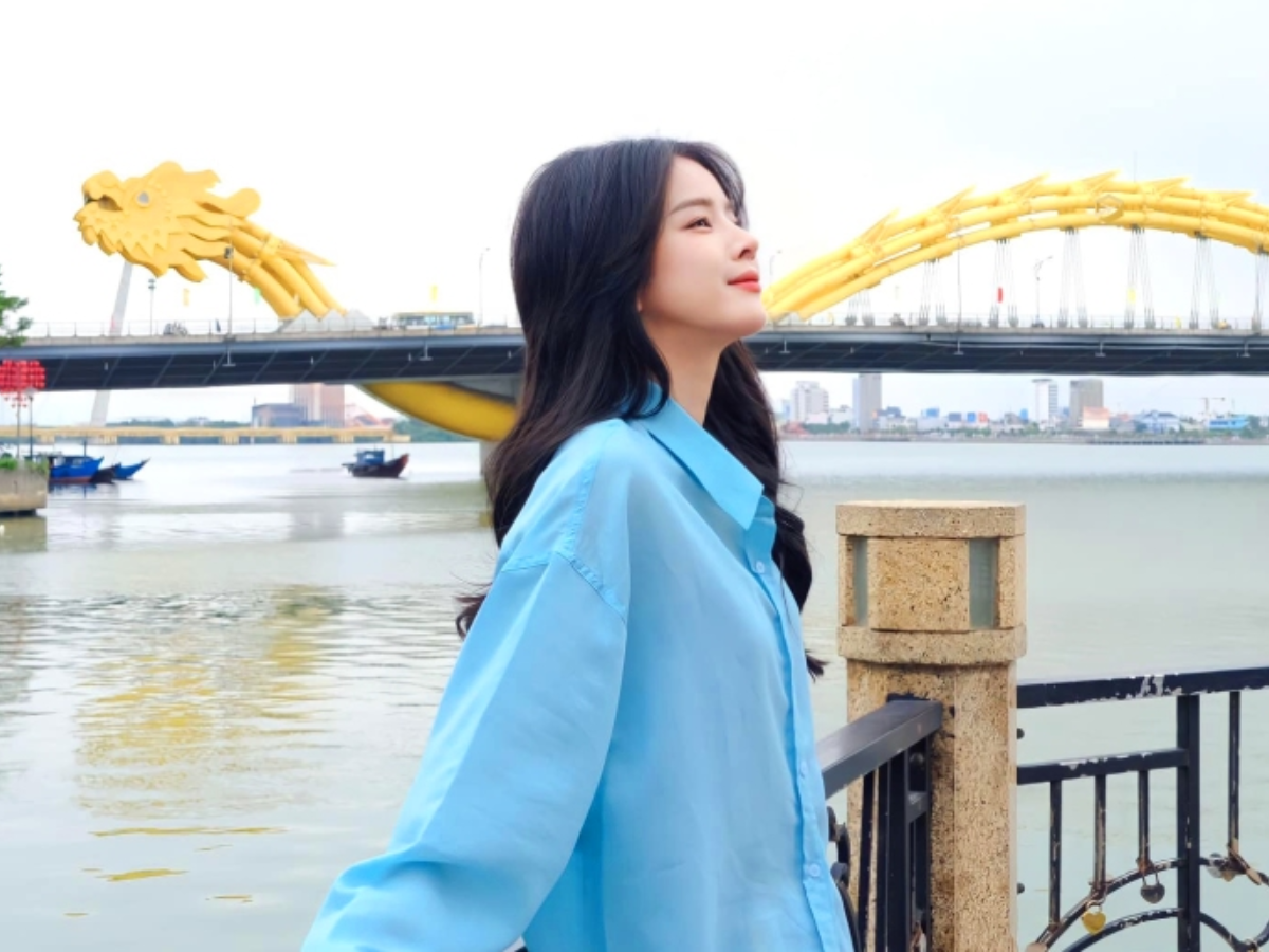 Du khách check-in với cầu Rồng