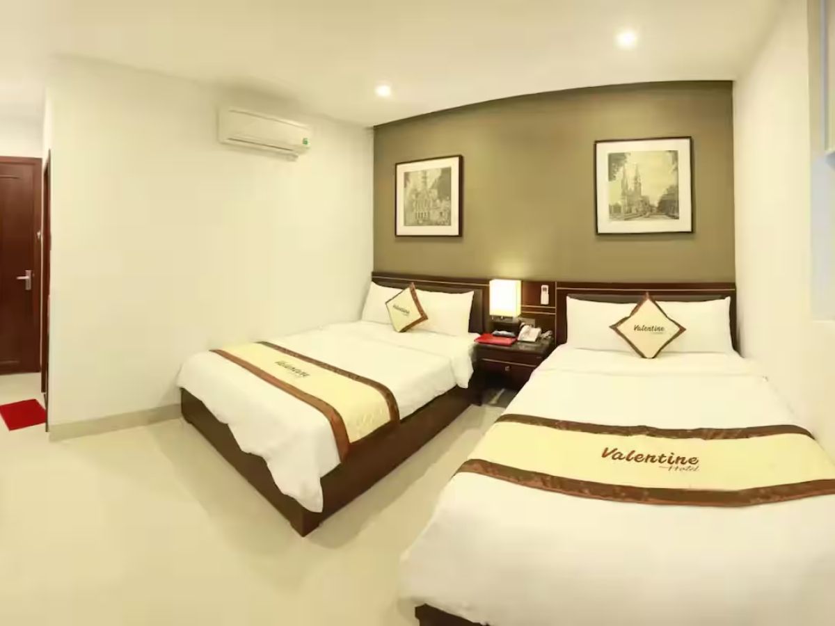 Khu vực quanh Valentine Hotel tập trung nhiều quán bar, cà phê, nhà hàng hải sản