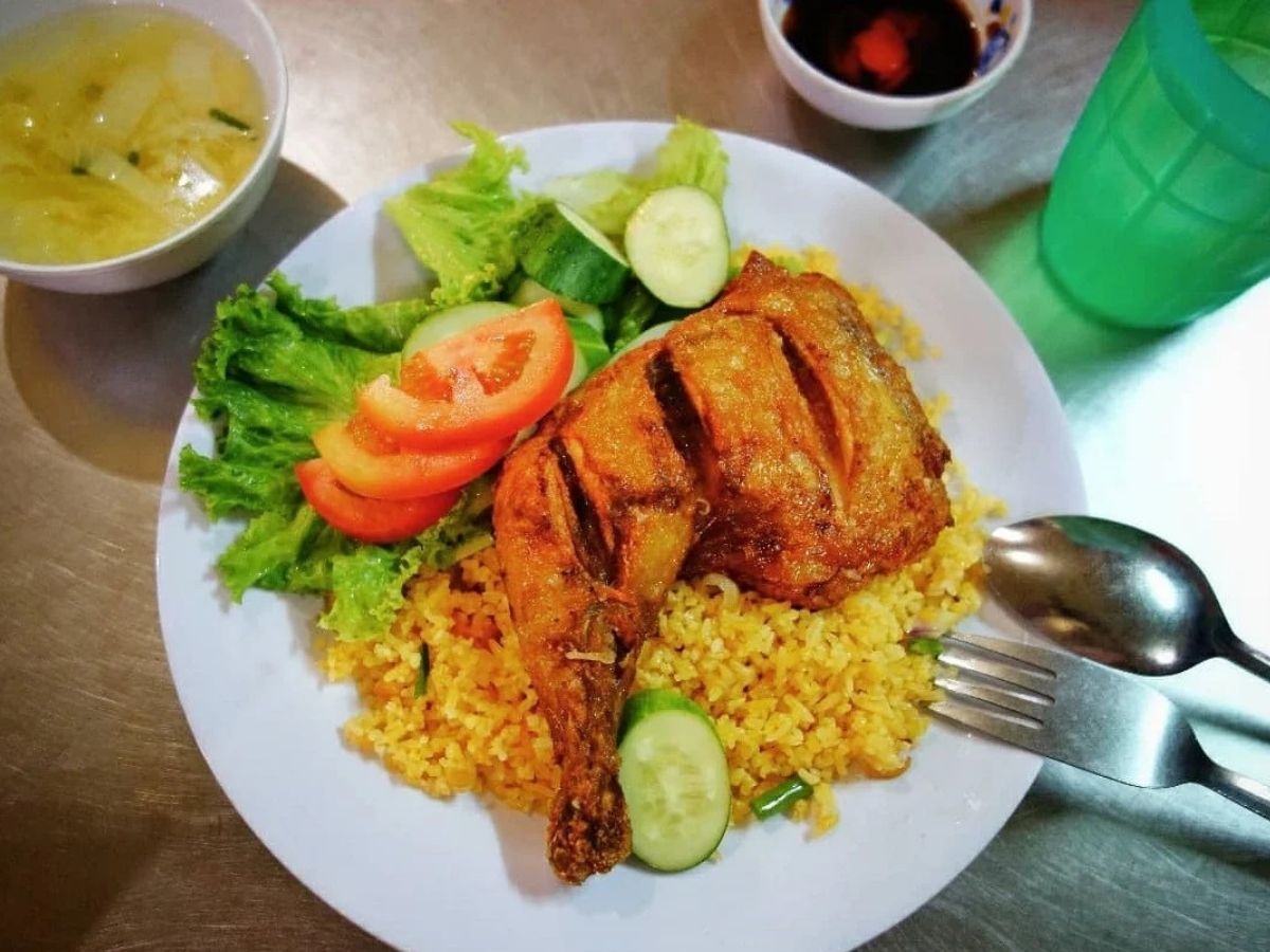 Cơm gà Tài Ký nằm ở 478 A2 Điện Biên Phủ với không gian rộng rãi