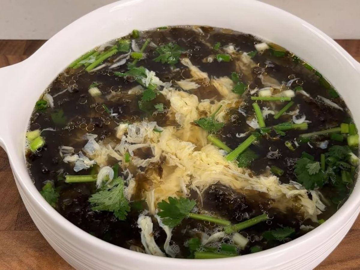 Rong biển là món ăn quen thuộc thường có trong các món canh thanh mát hay món trộn đậm vị biển