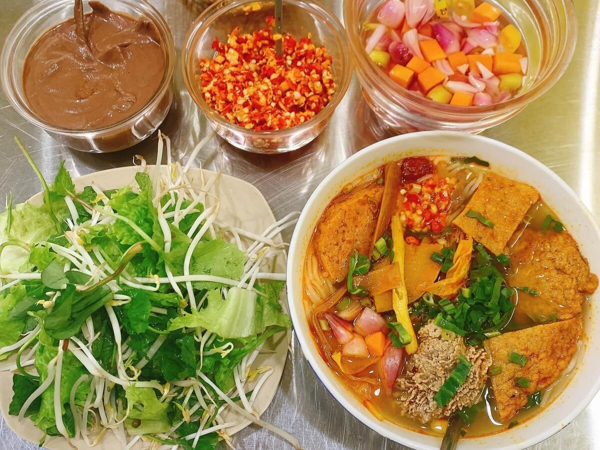 Rau sống và các gia vị ăn kèm