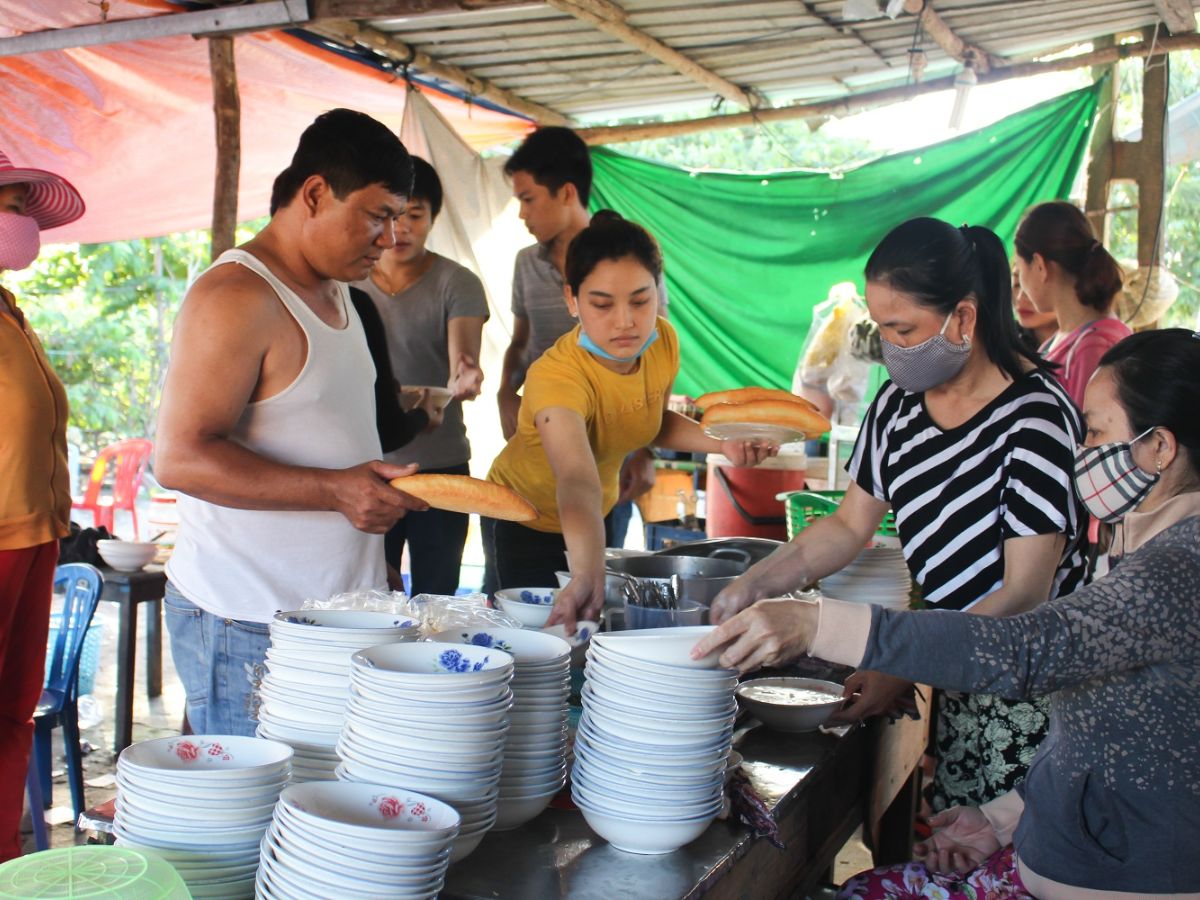Không gian tại các quán bánh canh ruộng Đà Nẵng khá bình dị và gần gũi