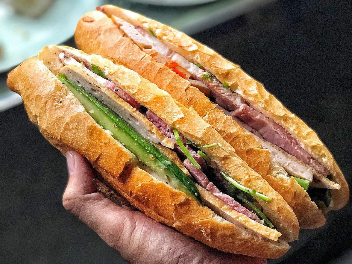 Bánh mì kẹp chả bò Đà Nẵng là món ăn bình dân được nhiều thực khách yêu thích