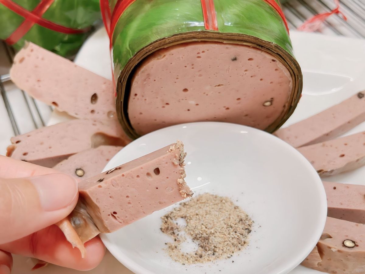 Từng miếng chả bò Đà Nẵng với màu hồng nhạt đẹp mắt và hương vị thơm ngon