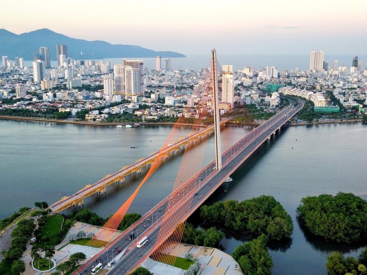 Đà Nẵng nằm tại vị trí trung tâm của miền Trung sở hữu sân bay quốc tế, cảng biển lớn và hệ thống giao thông thuận tiện