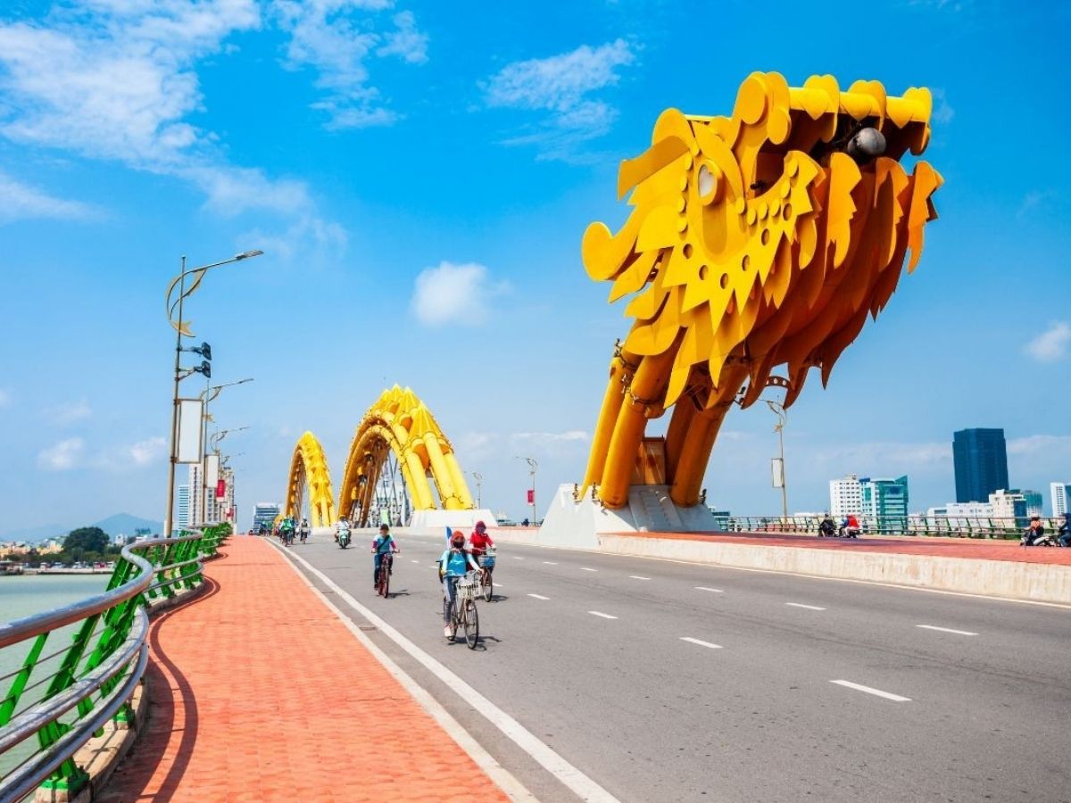 Cầu Rồng uốn lượn trên sông Hàn, là biểu tượng đặc trưng của Đà Nẵng