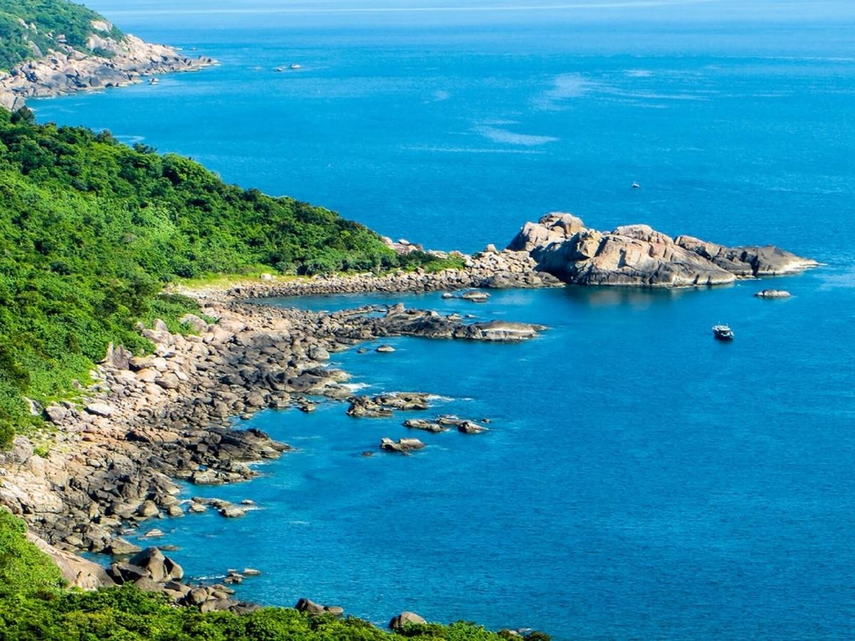 Ghềnh Ráng Tiên Sa nằm ở phía đông nam thành phố, nổi tiếng với những khối đá lớn tạo hình tự nhiên qua thời gian