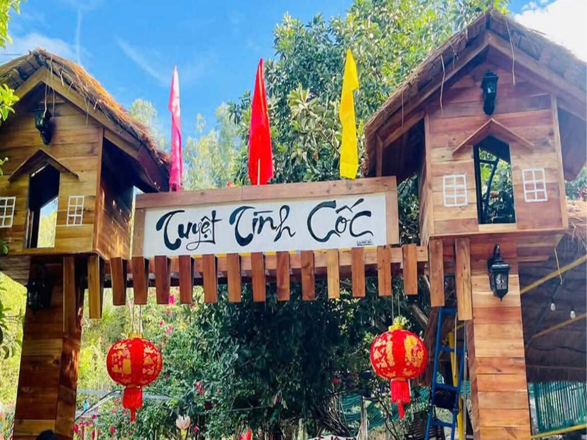 Tuyệt Tình Cốc nằm giữa quần thể núi đá Hòn Bà, nổi bật với hồ nước ngọt xanh ngọc bao quanh bởi các vách đá thẳng đứng cao