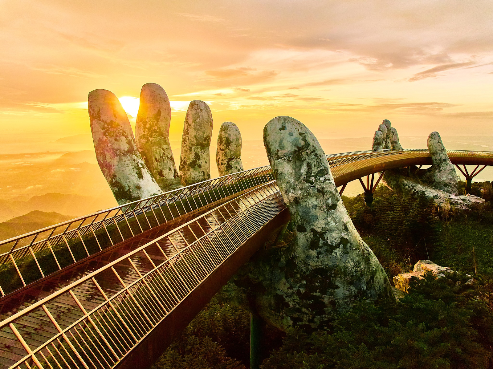 Cầu Vàng là công trình kiến trúc biểu tượng của Đà Nẵng