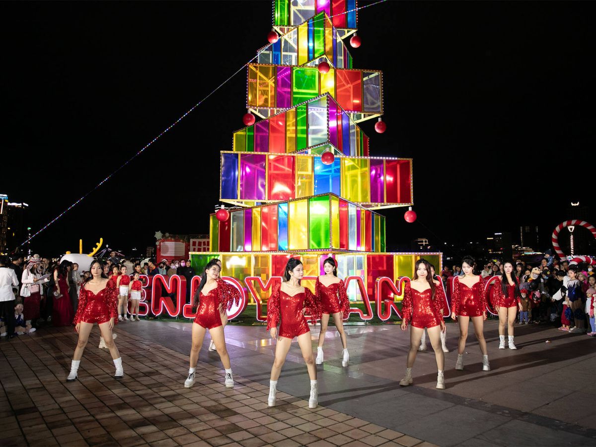 Dịp Noel ở Đà Nẵng thu hút du khách với nhiều không gian được trang hoàng rực rỡ và các sự kiện sôi động