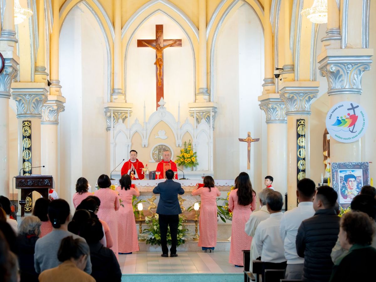 Nhà thờ Con Gà ở Đà Nẵng được nhiều du khách ghé thăm mỗi dịp Noel