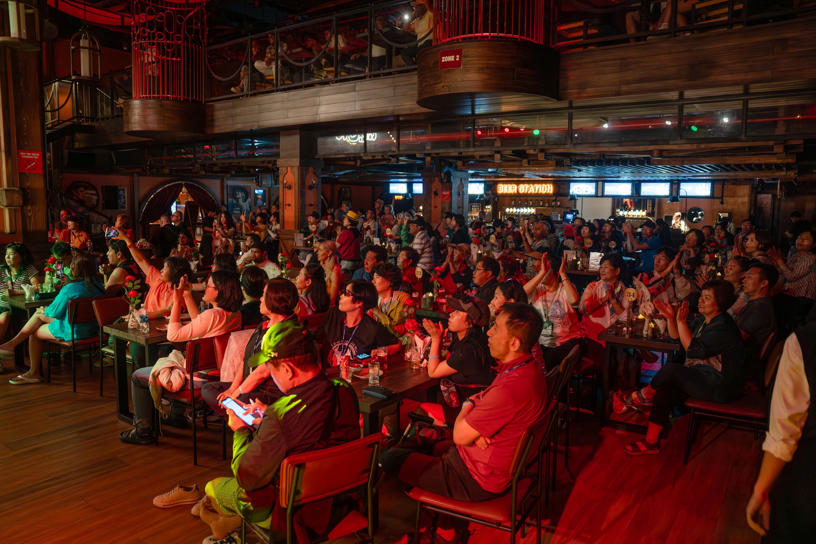 Du khách nên kiểm tra kỹ thời gian và địa điểm tổ chức show để có trải nghiệm trọn vẹn nhất