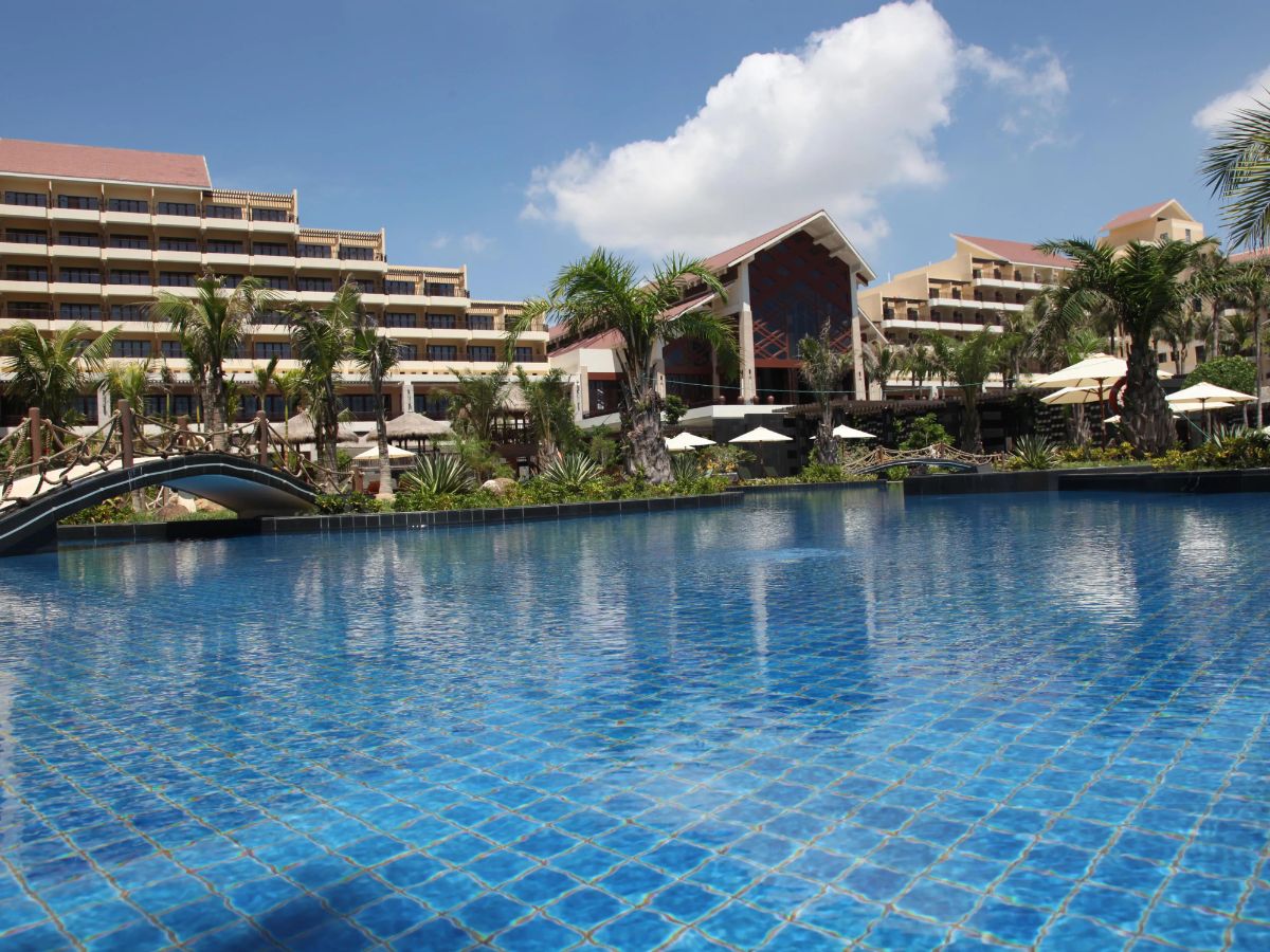 Không gian hồ bơi tuyệt đẹp với nội thất sang trọng