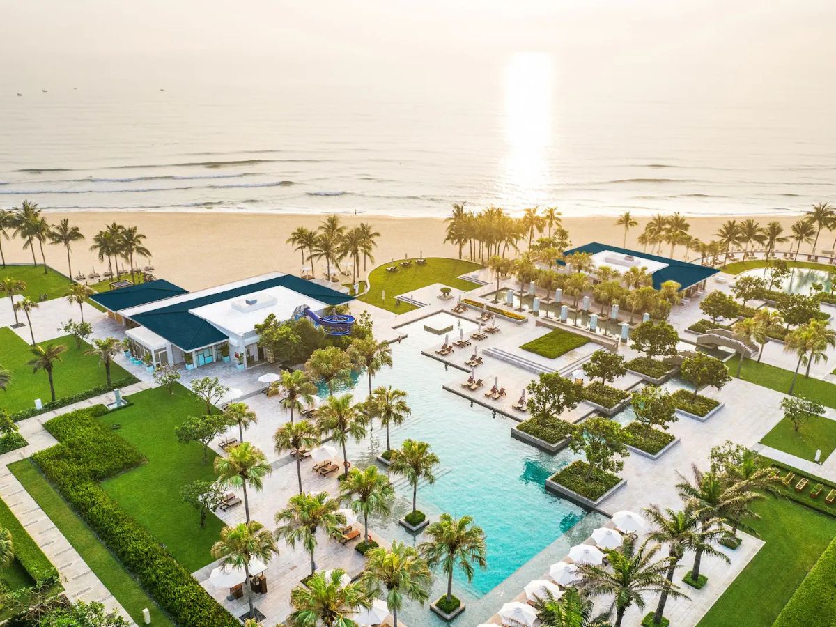 Cảnh biển lãng mạn và không gian biệt thự sang trọng hướng biển rộng rãi