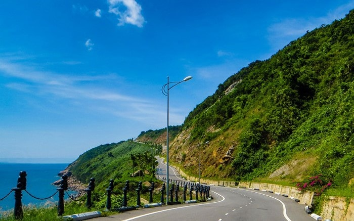 Cung đường lên bán đảo Sơn Trà đẹp như tranh vẽ.