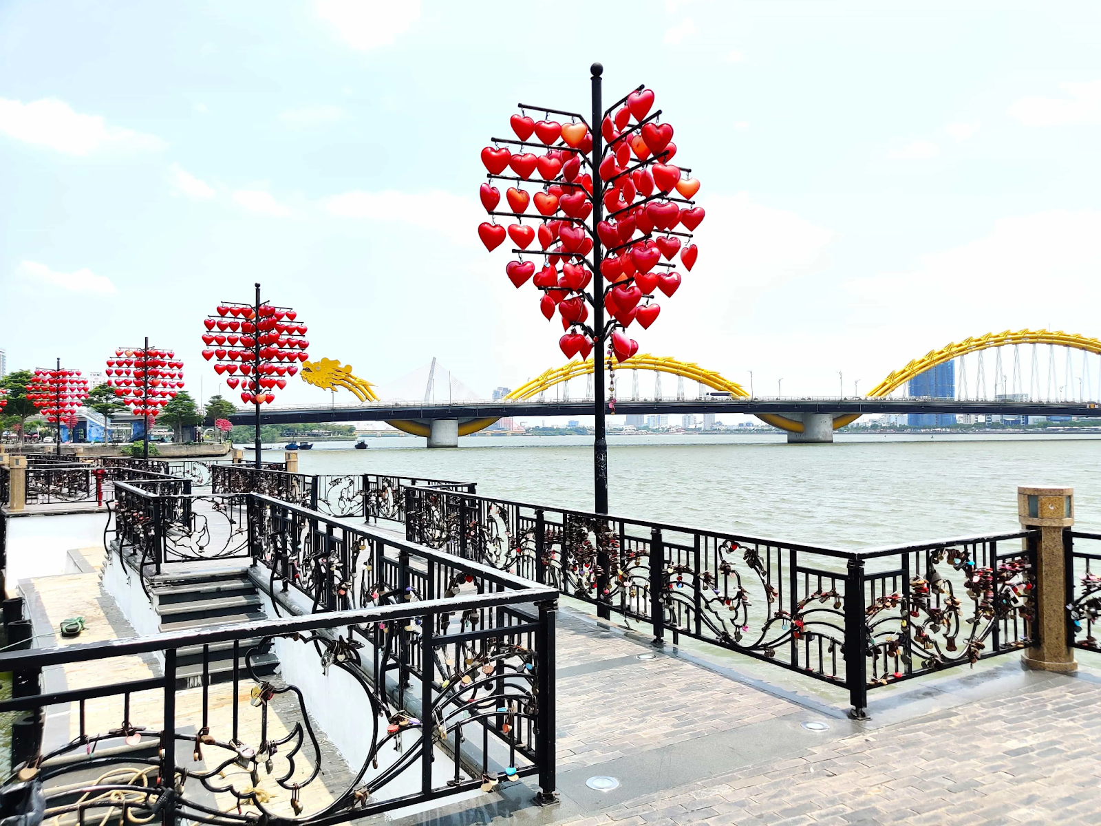 Thăm quan các điểm lân cận như cầu Tình Yêu và tượng Cá chép hoá Rồng.