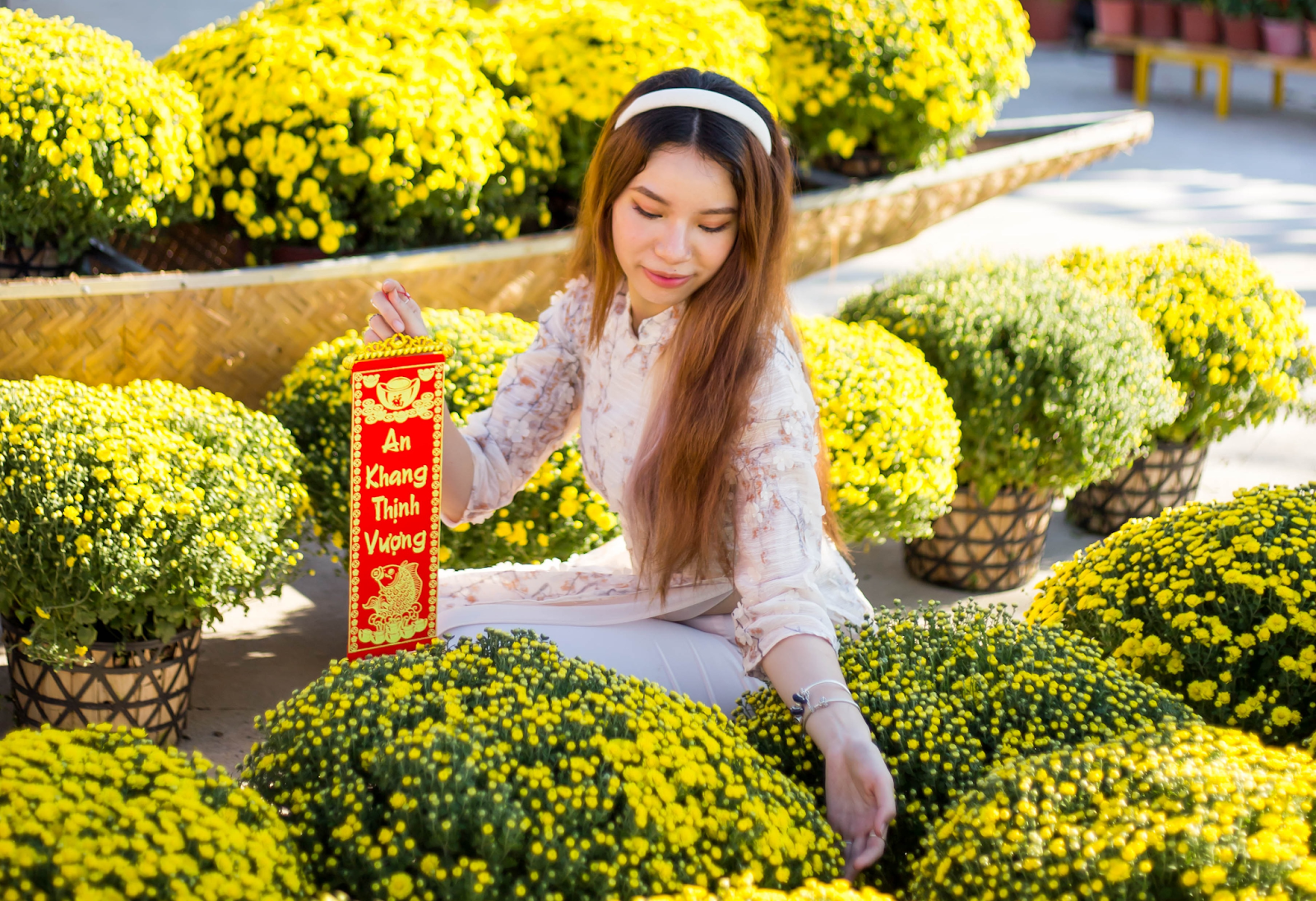 Các bạn trẻ check-in chợ hoa trong tà áo dài đón Tết.