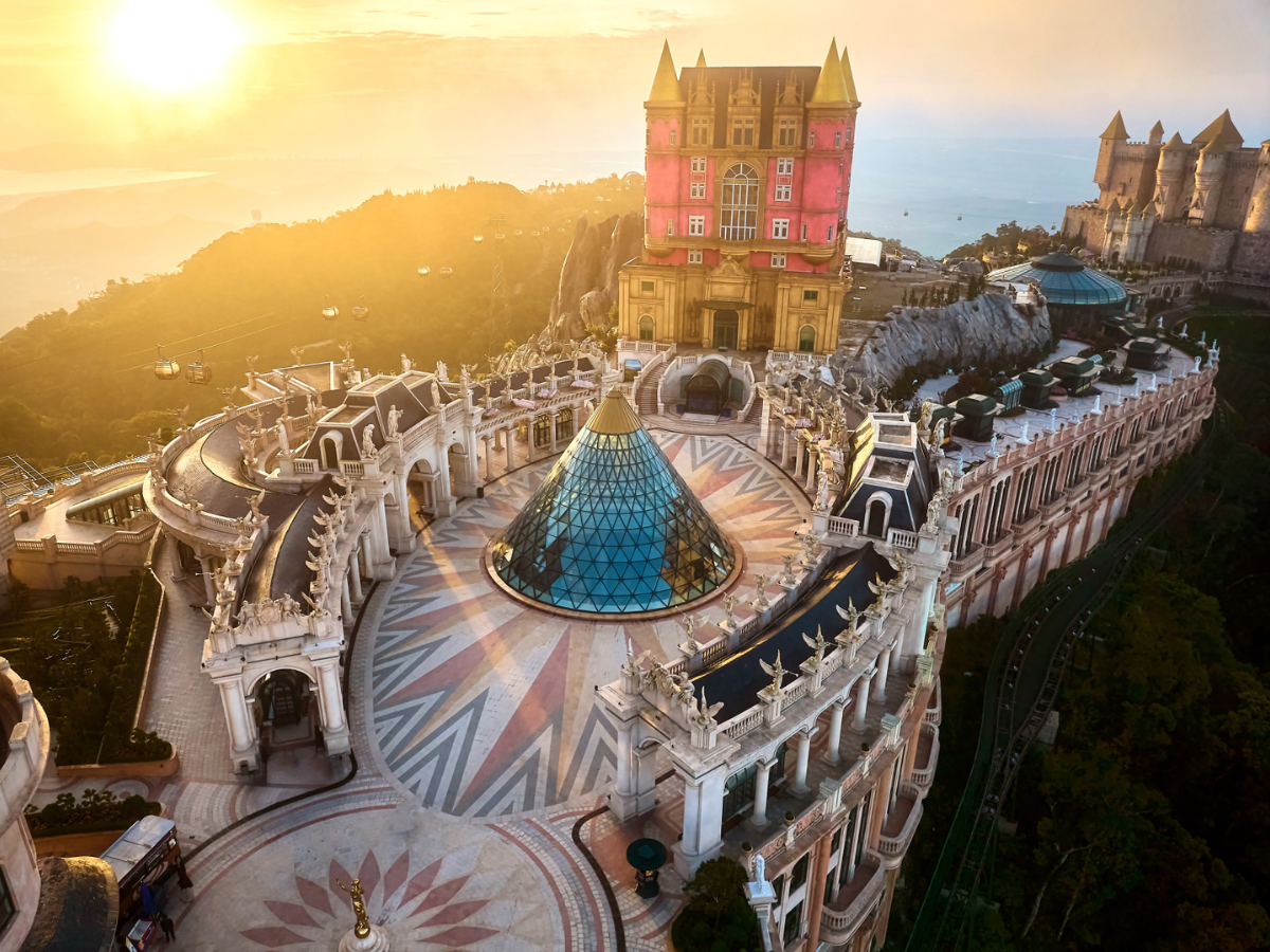 Quảng trường Nhật Thực nổi bật trên đỉnh Bà Nà.