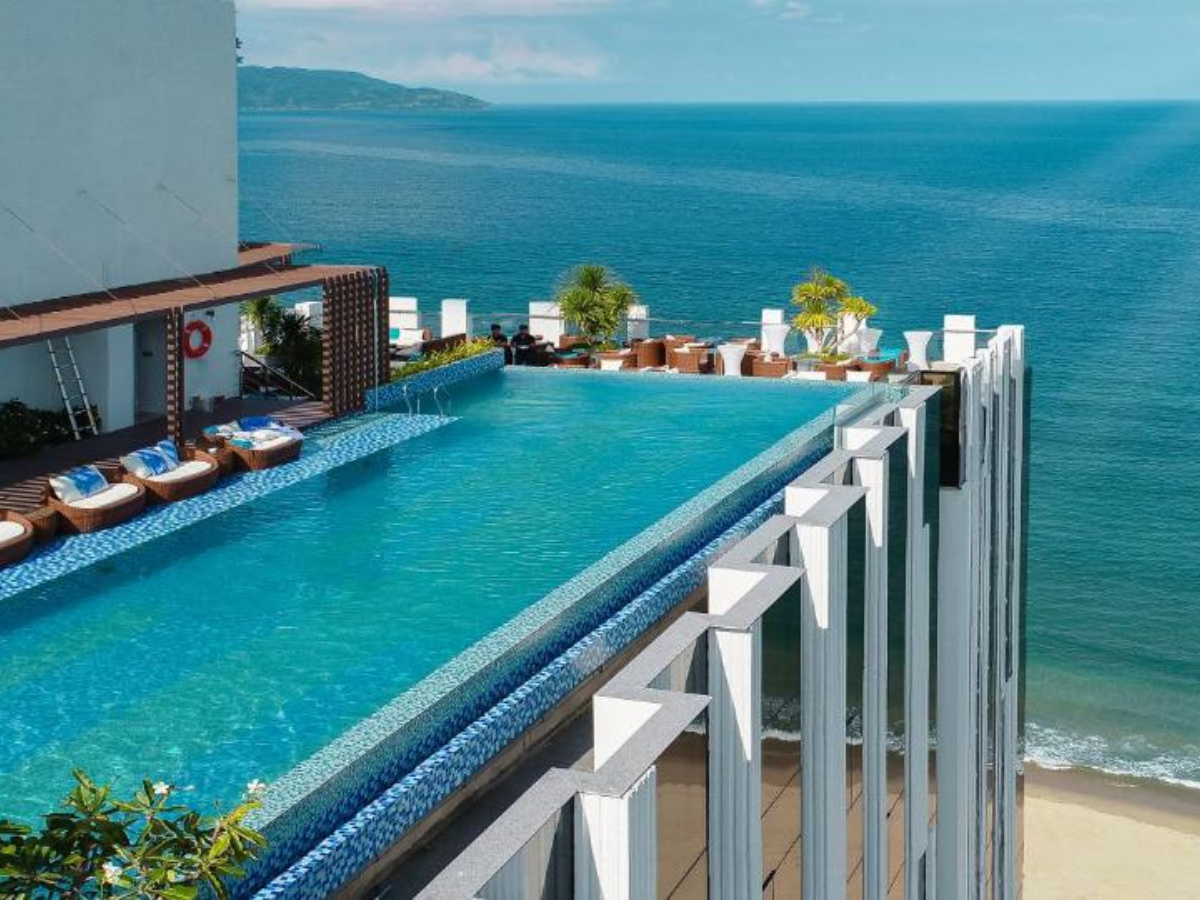 Hồ bơi vô cực trên tầng thượng tại HAIAN Beach Hotel và Spa. (Nguồn: Sưu tầm)