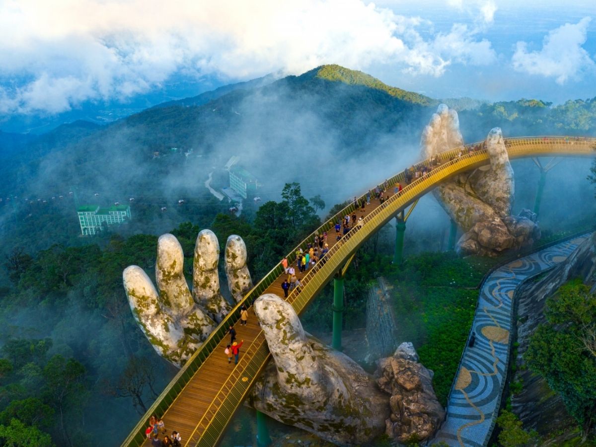 cau-vang-hien-ra-nhu-mot-cong-trinh-than-tien-giua-bien-may-trang