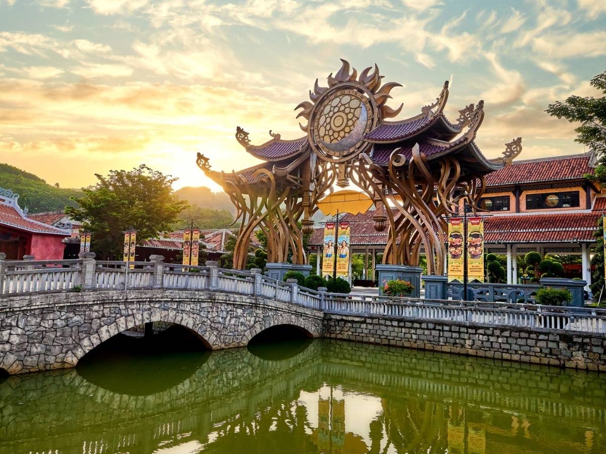 cong-thoi-gian-ba-na-hills-mang-y-nghia-bieu-tuong-duoc-nhieu-du-khach-quan-tam