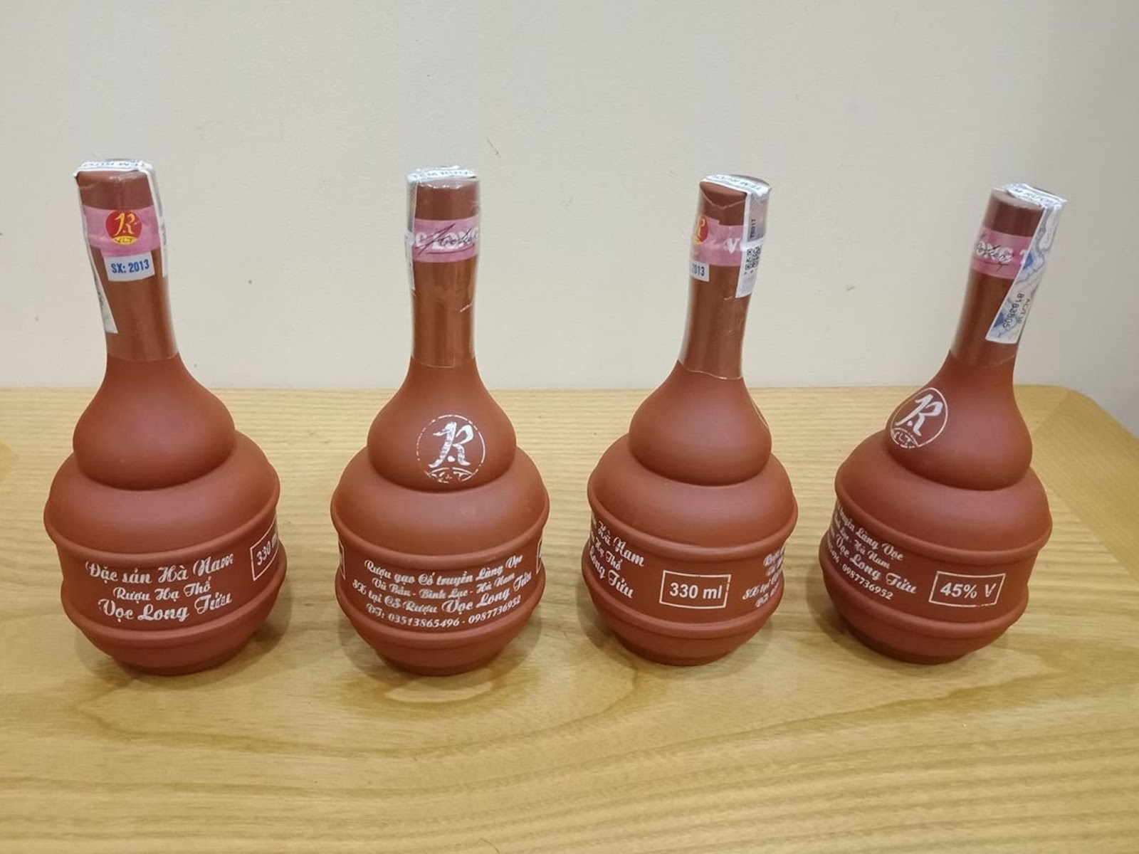 Vọc Long Tửu thường được đựng trong nậm gốm hoặc vỏ sành