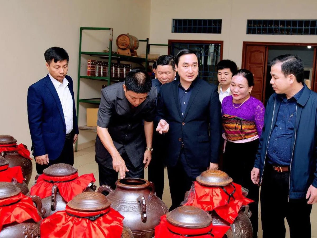 Tham quan và tìm hiểu quy trình nấu rượu của người dân làng Vọc