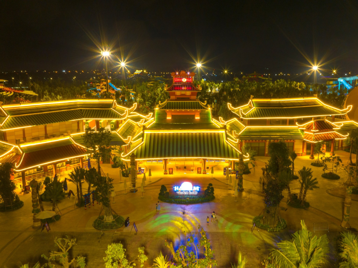 Công viên nước đầu tiên mở cửa cả buổi tối