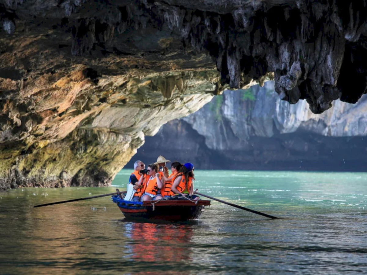 Hang Luồn và Ao Dong sẽ mang đến cho du khách những trải nghiệm mới mẻ